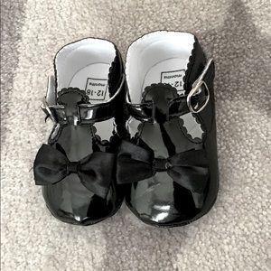 Black patent baby girl shoes with bow